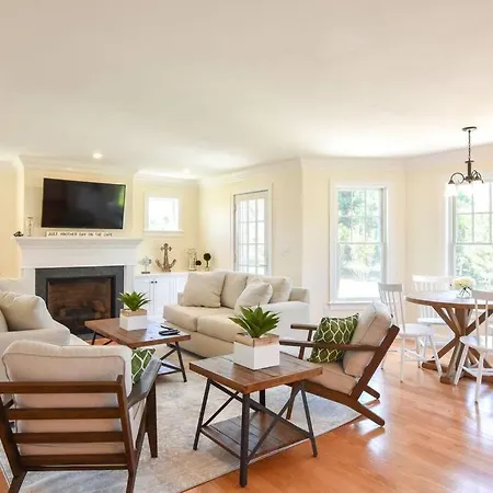 Spacious Game Room Close To Nauset Beach